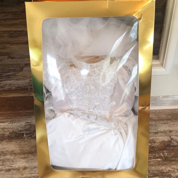 Vintage Custom Wedding dress and Veil in box with Royal Train - Picture 3 of 17